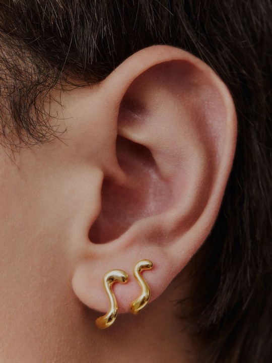 Lotus 7 Huggie Goldplated Silver  (RIGHT) dans le groupe Boucles d'oreilles / Boucles d'oreilles en or chez SCANDINAVIAN JEWELRY DESIGN (100997YG)