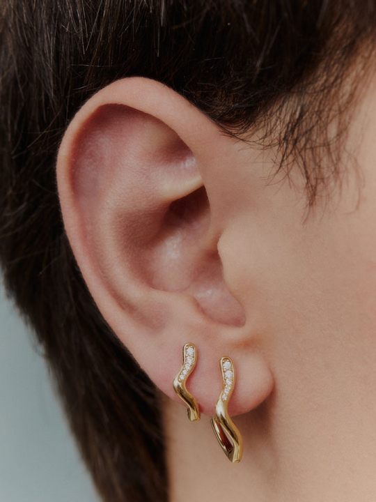 Yasmin 8 Huggie Goldplated Silver (RIGHT) dans le groupe Boucles d'oreilles chez SCANDINAVIAN JEWELRY DESIGN (100999YG)