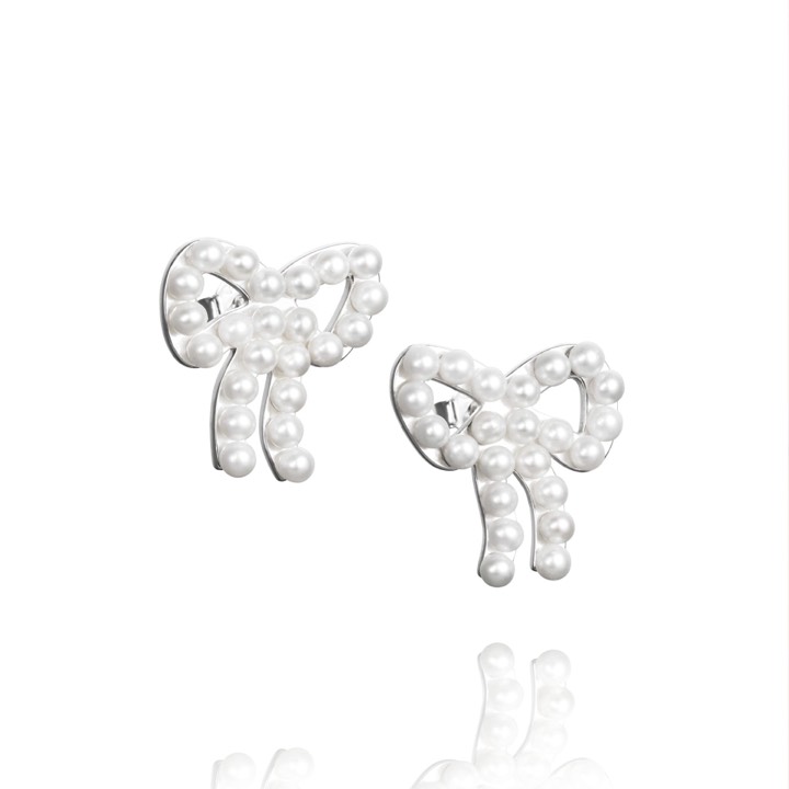 Mini Pearls Bow Boucle d'oreille Argent dans le groupe Boucles d'oreilles / Boucles d'oreilles à perles chez SCANDINAVIAN JEWELRY DESIGN (12-100-01602-0000)