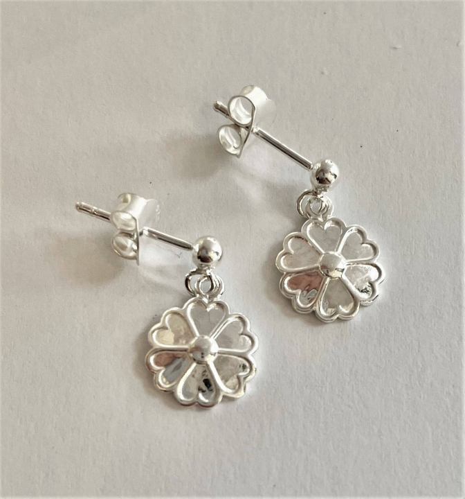 Uppland Boucle d'oreille blommor litet Argent dans le groupe Boucles d'oreilles / Boucles d'oreilles en argent chez SCANDINAVIAN JEWELRY DESIGN (820081925)